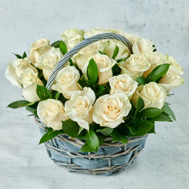 Корзина из 25 белых роз
