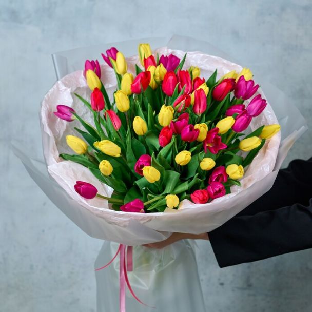Букет из 55 тюльпанов