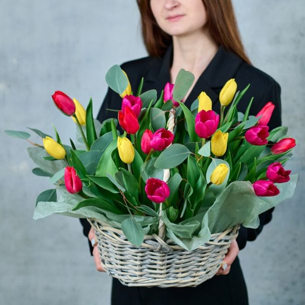 Корзина из 25 тюльпанов