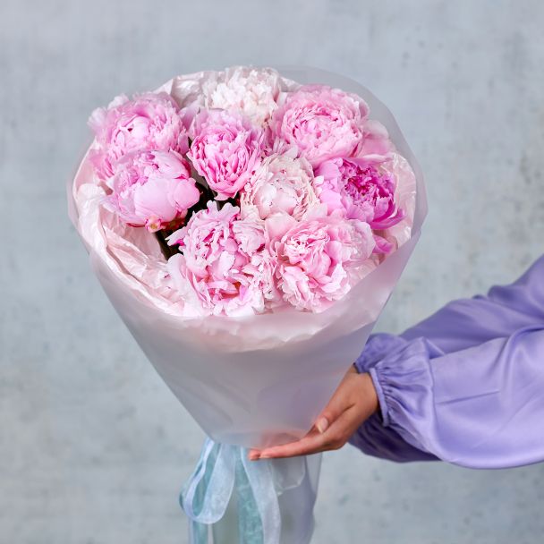 Букет из 9 пионов в упаковке