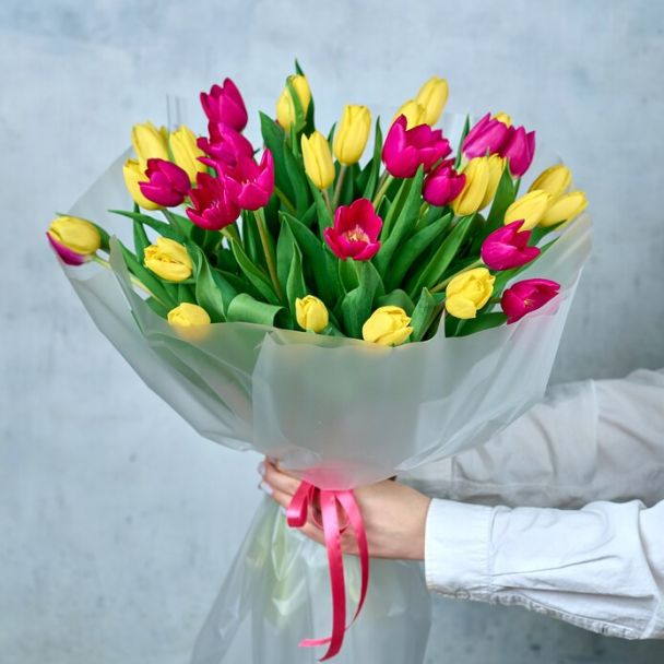 Букет из 35 тюльпанов в упаковке