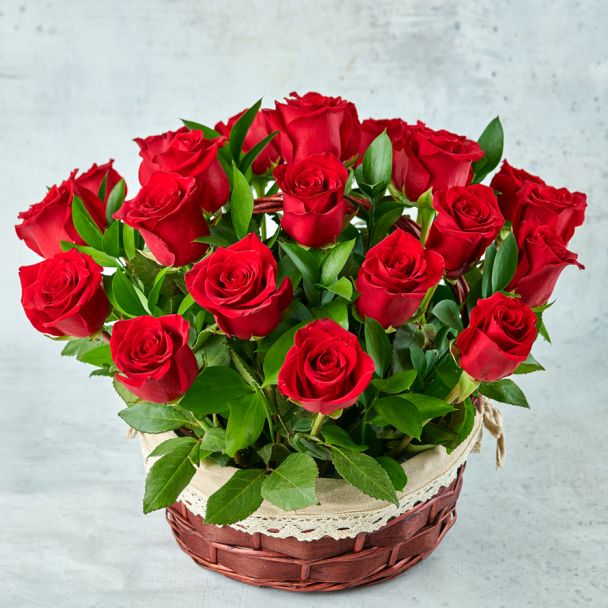 Корзина из 25 красных роз